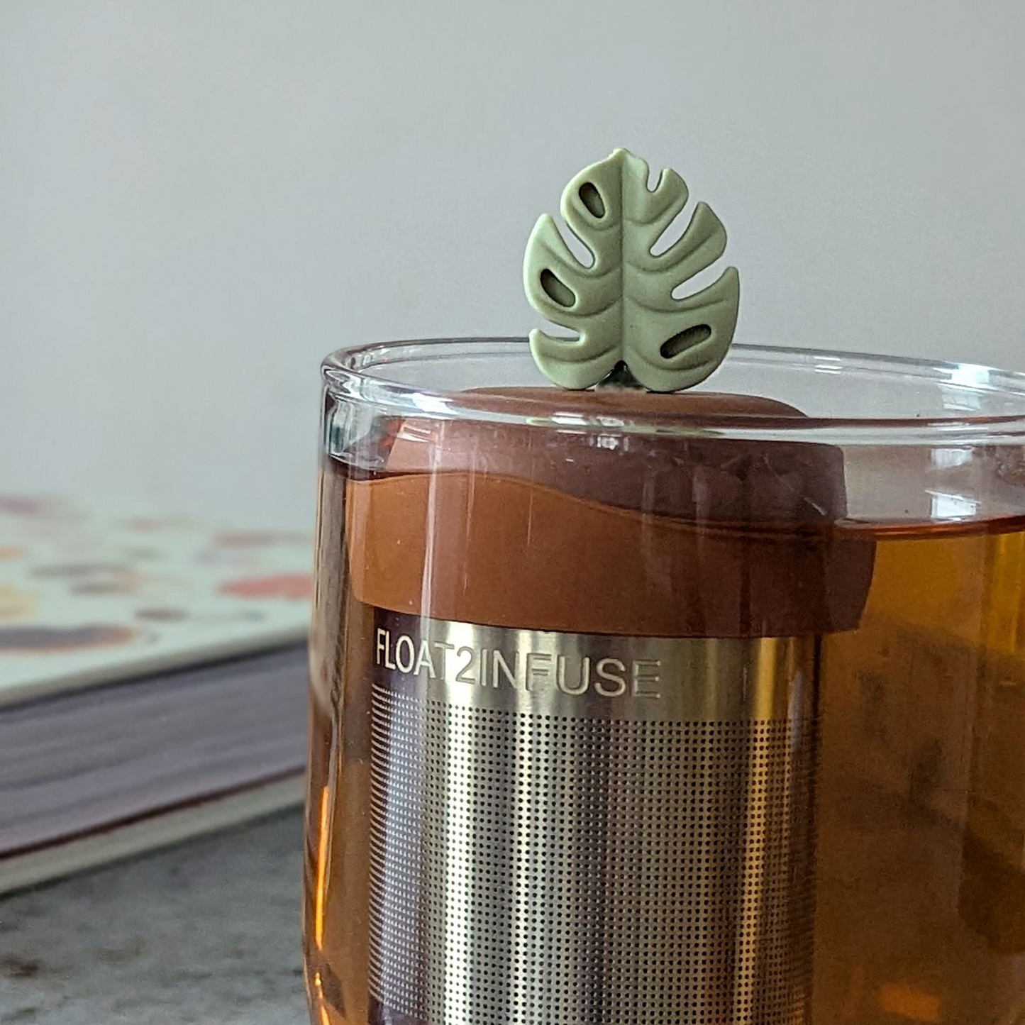 Earth Green Monstera Leaf Floating Tea Steeper™ l light brown