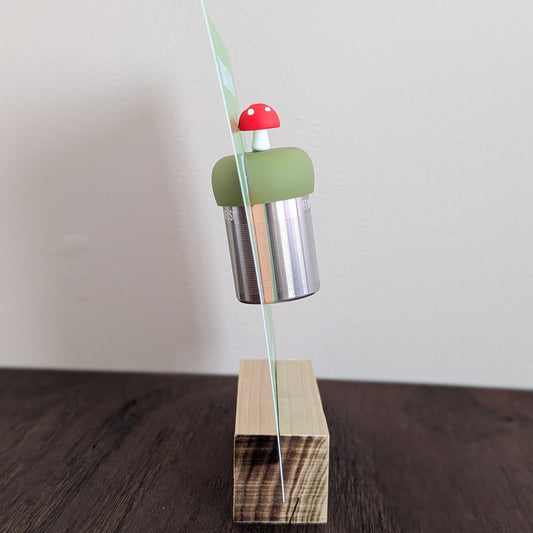 small demo card showing how a floating tea infuser works as seen from the side view