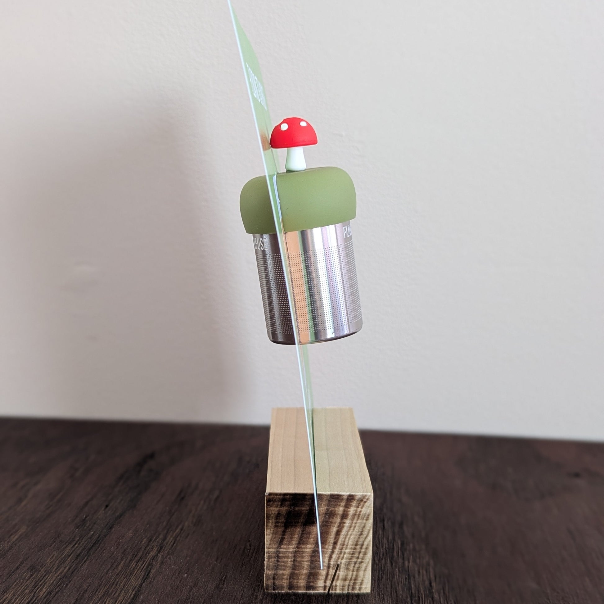 small demo card showing how a floating tea infuser works as seen from the side view